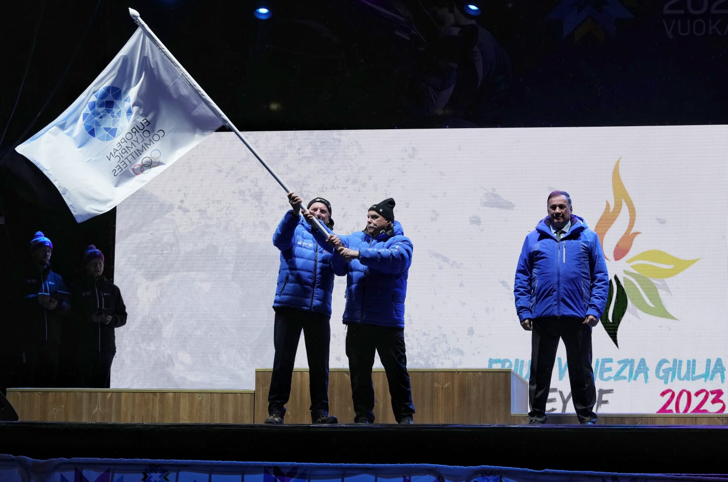 Brandolin e Dunnhofer bandiera sul palco