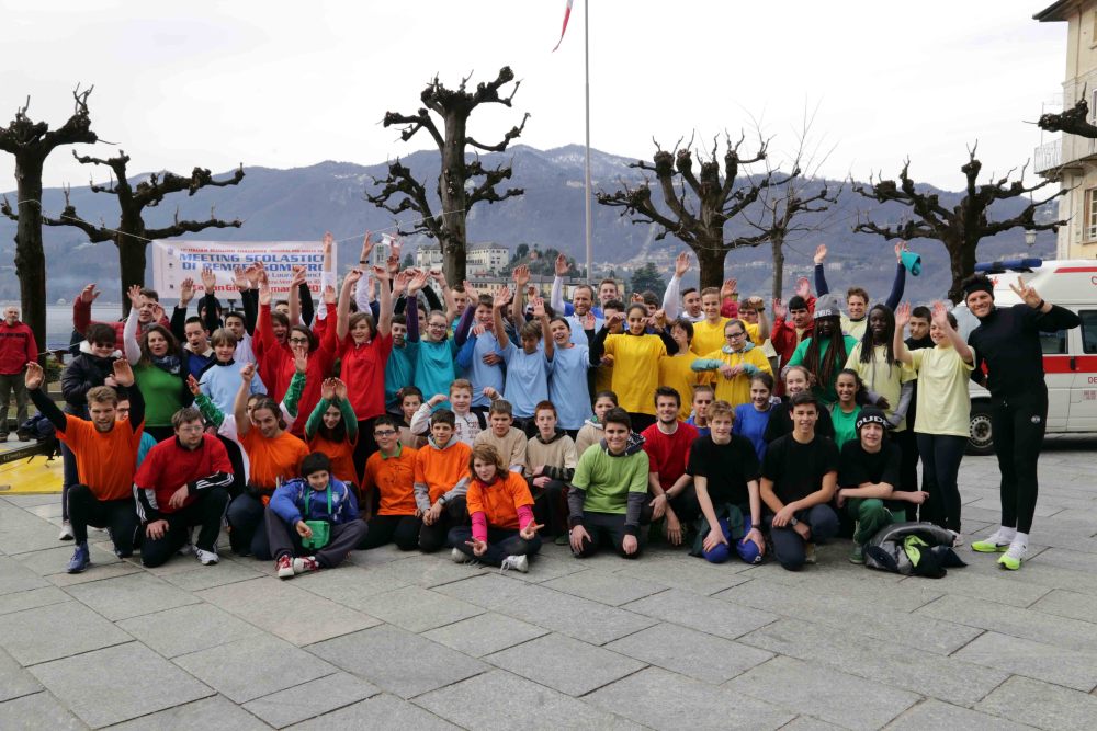 Foto di gruppo con Isola di San Giulio sullo sfondo