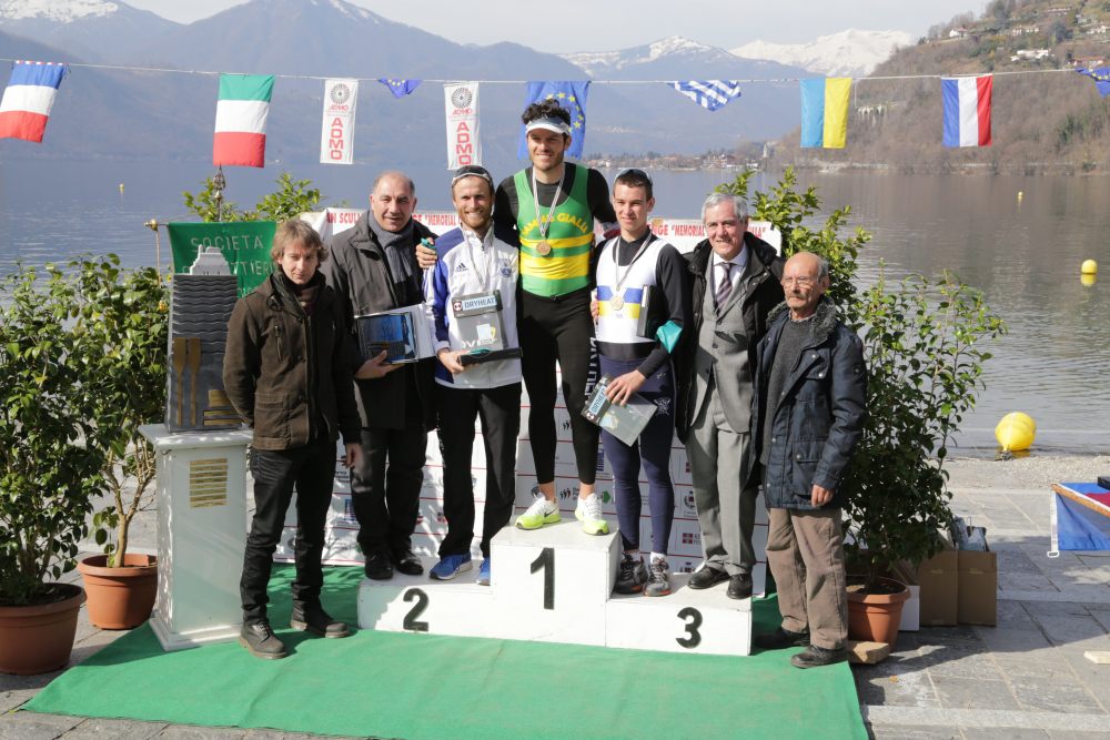 Il podio maschile da sx Presidente Comitato Regionale Mossino Presidente Federale Abbagnale Schomann Fink Battisti Pegoraro Delegato Coni Novara Armano Presidente Canottieri Orta Soia 1