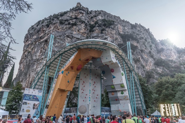 600px-climbing-stadium-arco-campionati-mondiali-giovanili-arrampicata-sportiva2015-foto-FotoeRicordi.jpg